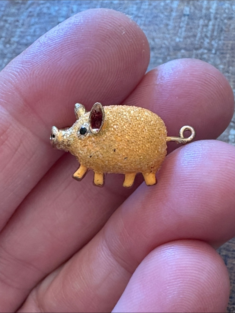 Adorable Vintage Yellow Textured Pig Pin/Brooch/Lapel Pin - Picture 5 of 6